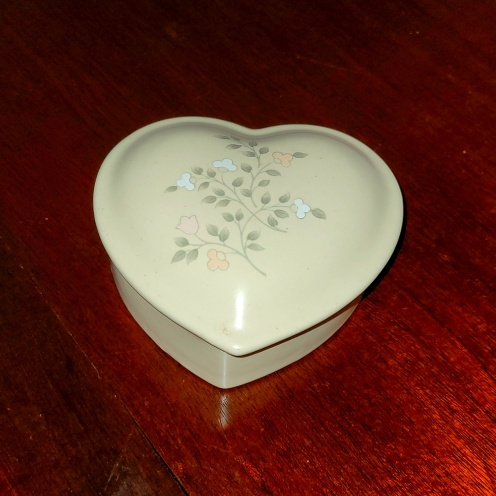 Pfaltzgraff Remembrance Heart Shaped Box with lid